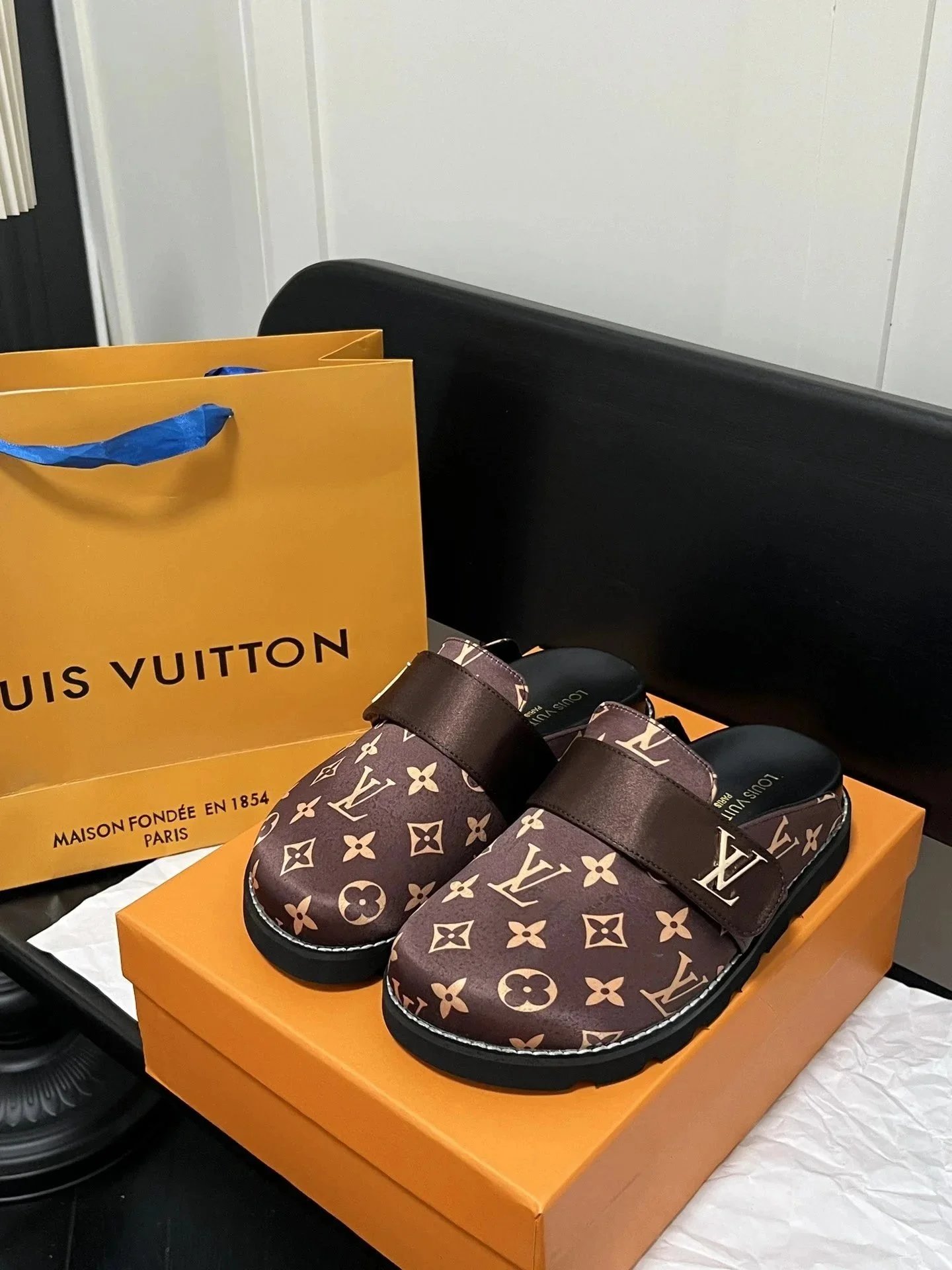 Louis Vuitton Slippers Logo Slide image 13