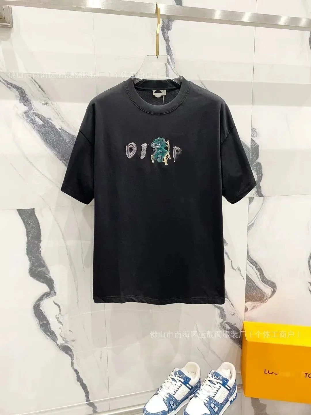 D04 Black