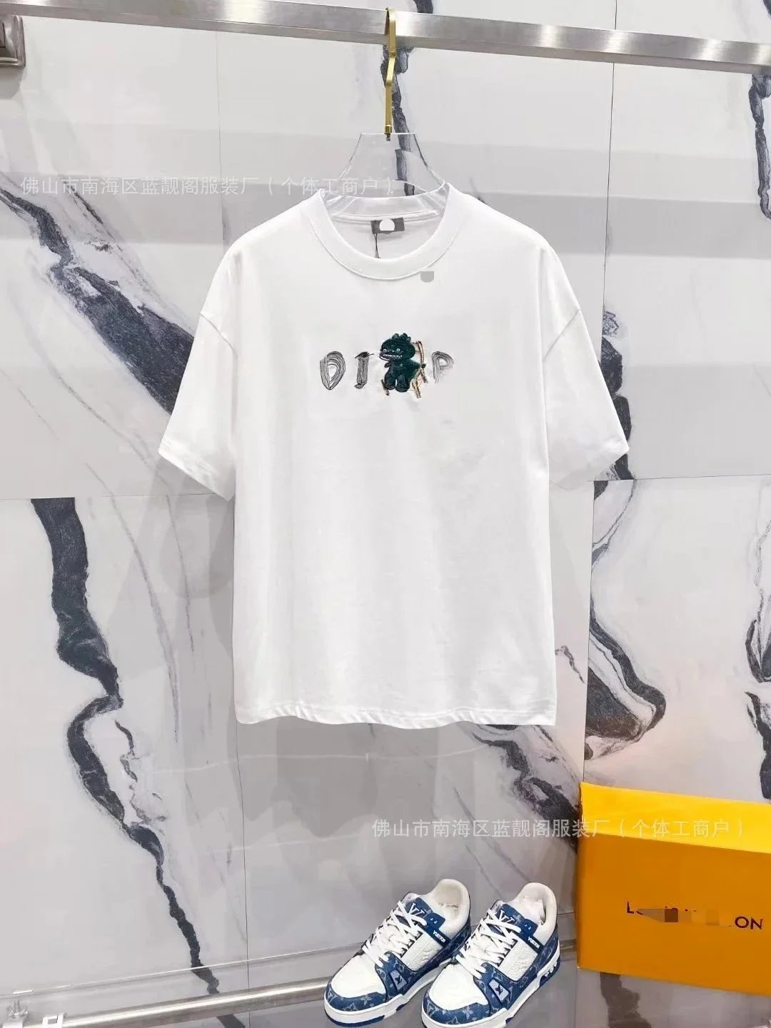 D04 white