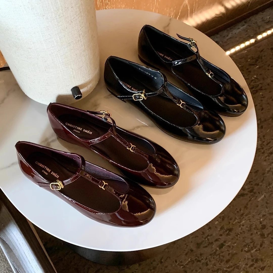 Vintage-inspired Round-toe T-strap Mary Jane Flats With Small Gold Buckle - Versatile Women's Shoes