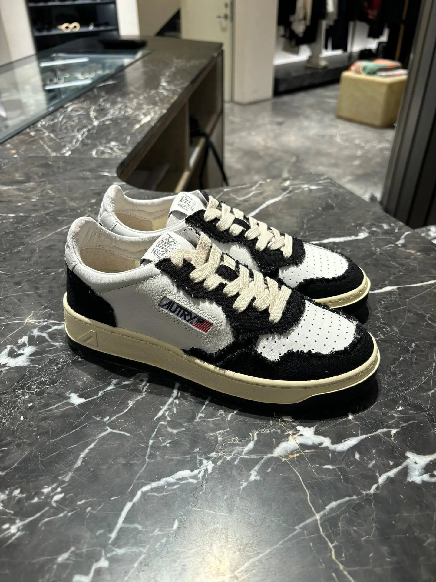 Autry Action Shoes White Beige Suede Sneakers - 37