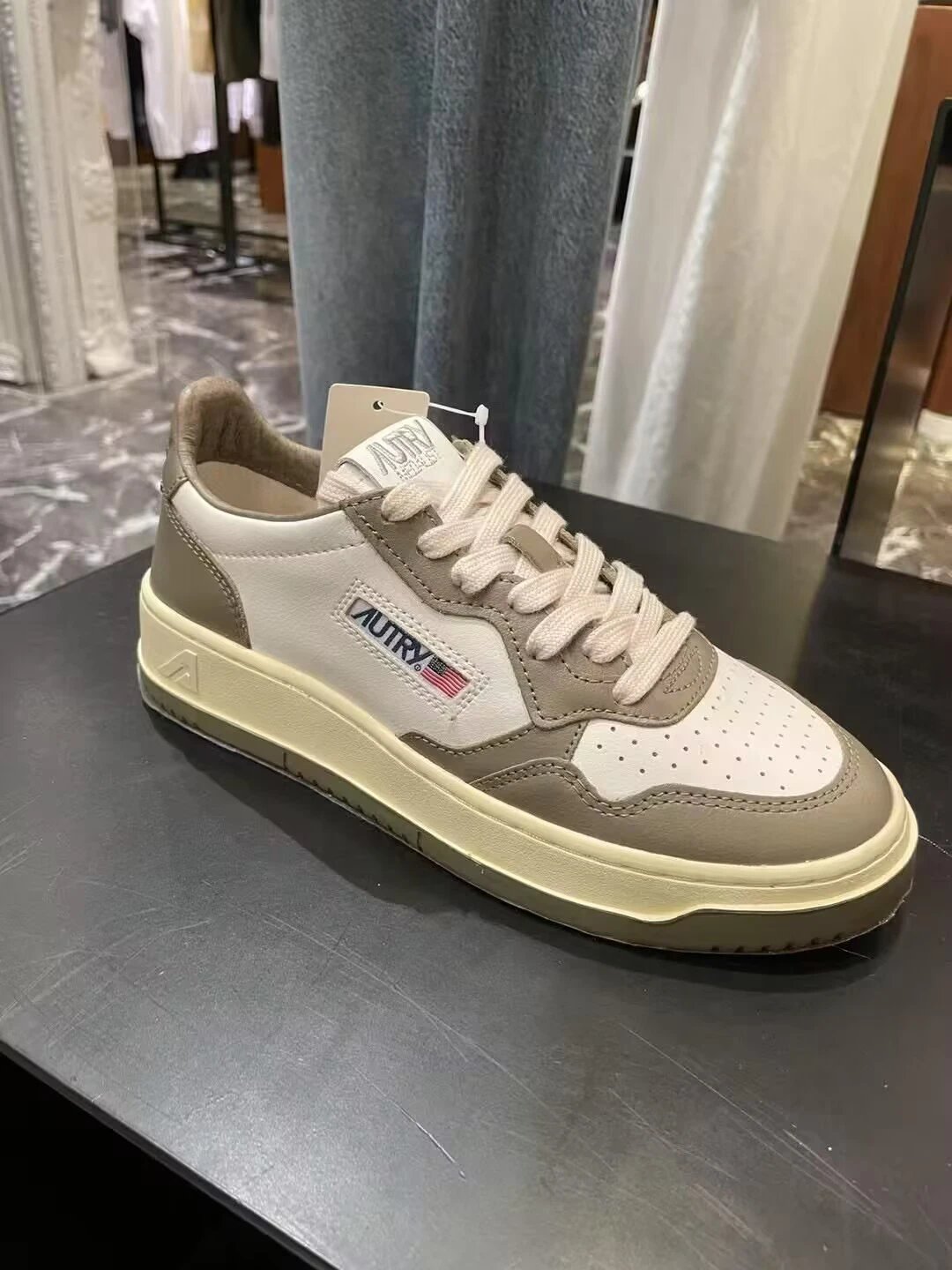 Autry Action Shoes White Beige Suede Sneakers - 32