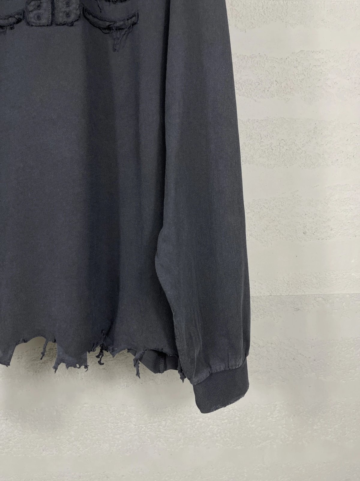 Balenciaga Distressed Logo Long-Sleeve T-Shirt Black product detail 11 in Litbuy spreadsheet finds