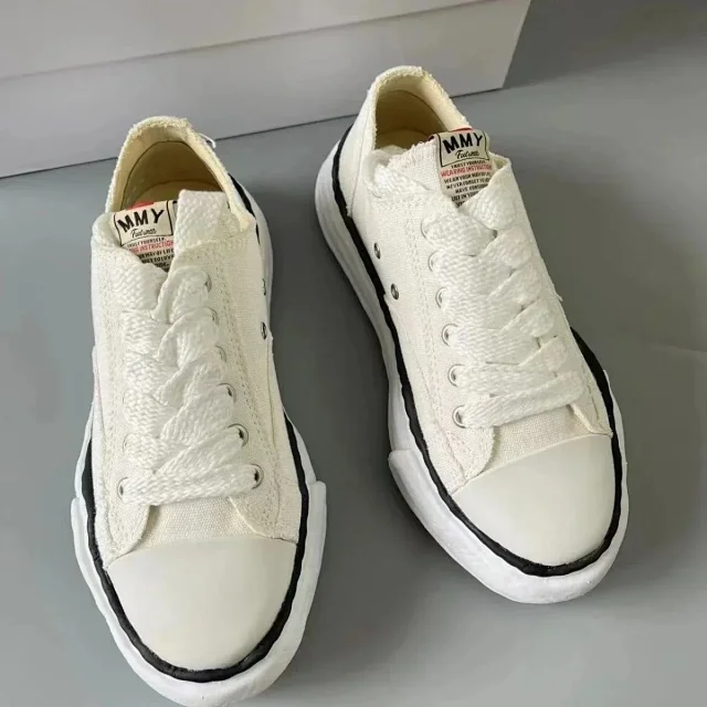 Maison Mihara Yasuhiro Sneakers Low-Top Frayed Canvas with Oversized Sole product detail image 3