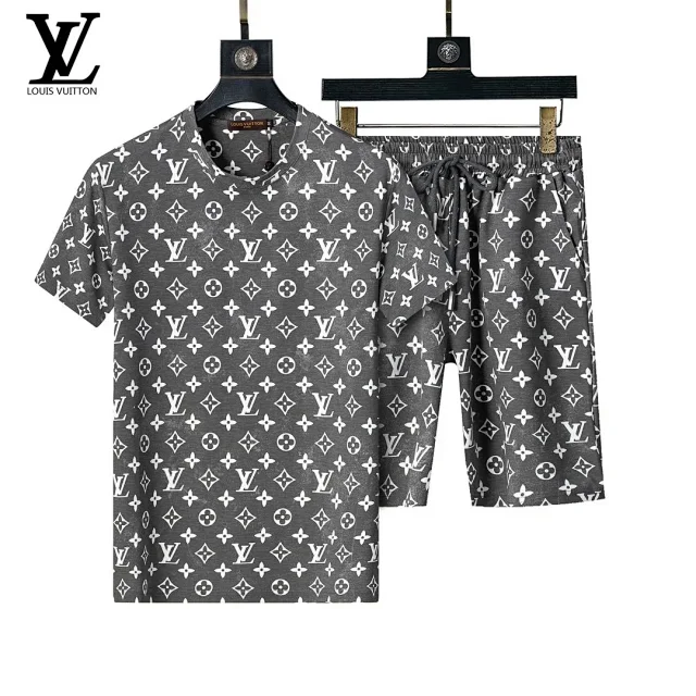 Louis Vuitton Matching Sets Short-sleeve T-shirt and drawstring shorts set with monogram print product detail image 33