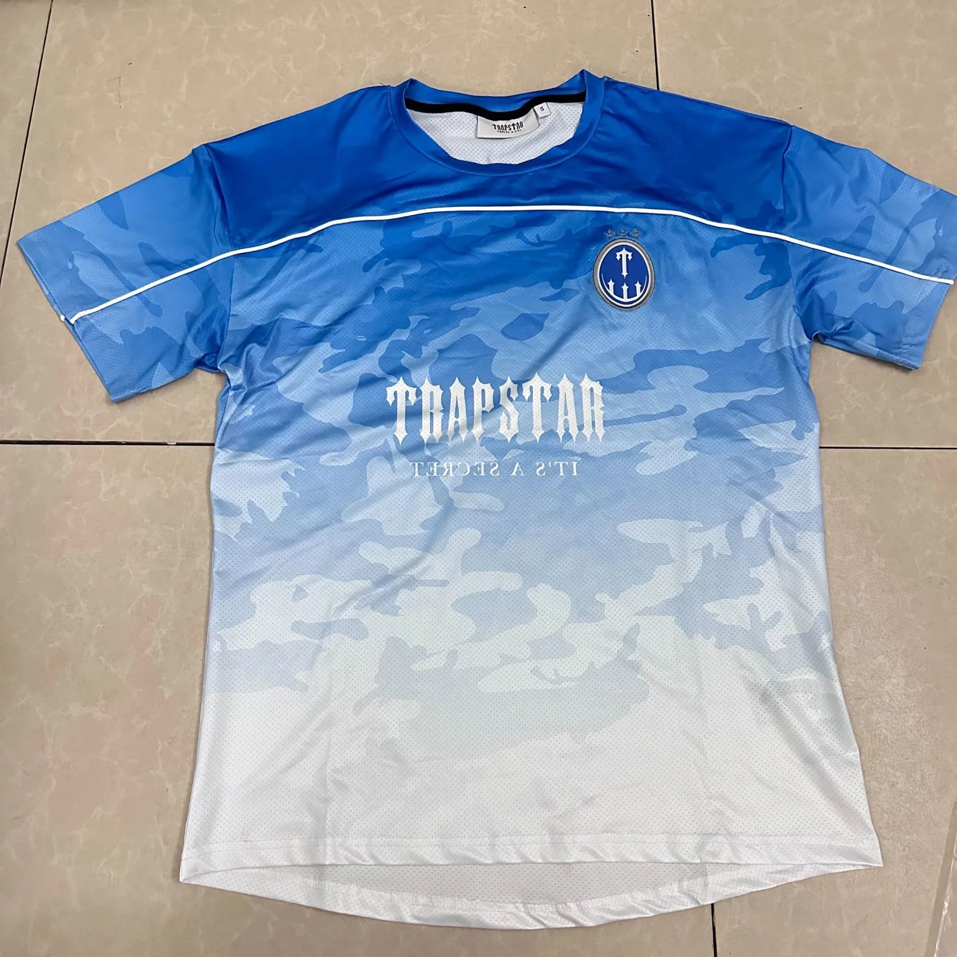 Blue-White, 738