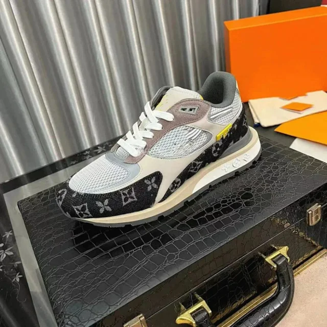 Louis Vuitton Sneakers Logo product detail image 35