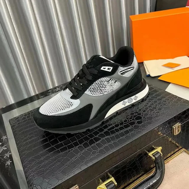 Louis Vuitton Sneakers Logo product detail image 36