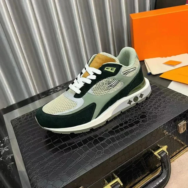 Louis Vuitton Sneakers Logo product detail image 32