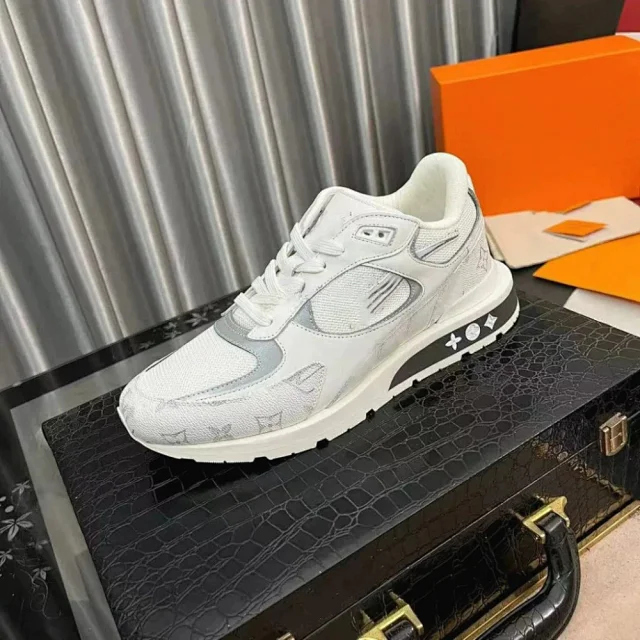 Louis Vuitton Sneakers Logo product detail image 37