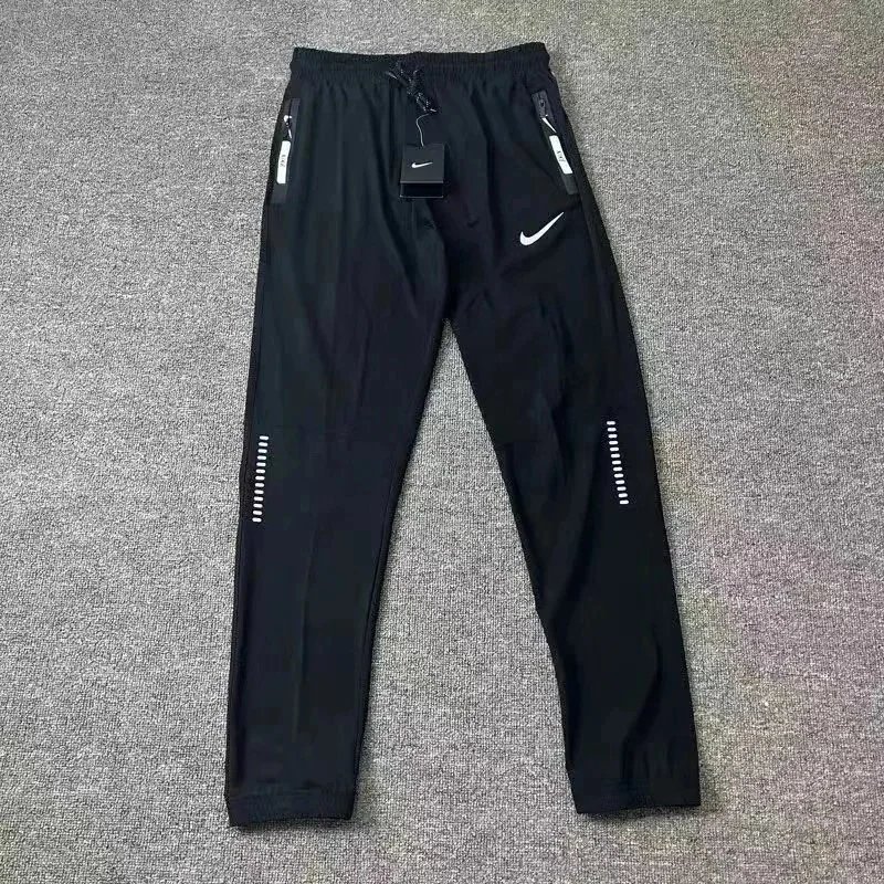 Nike Trousers Tapered running with zip pockets and reflective details image 2