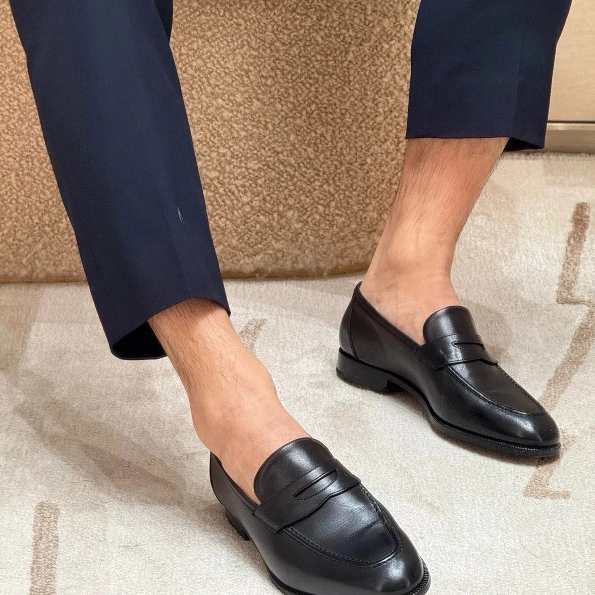 LP Men's Le Fu doesn't have too much temperament when wearing leather shoes. The foot feel and texture are well-balanced, and the key is to show that the legs are long without tiring the feet. The main focus is on a just right fit! Material: Head layer cowhide Inner lining: cowhide outsole: genuine leather shoes Bottom size: women's size 35-42 (40.41.42, customized not available)