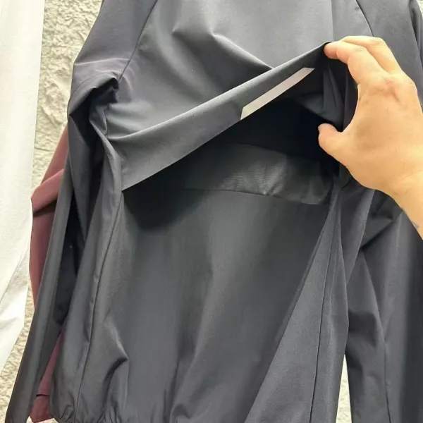 On Running Windbreaker White Jacket - 7