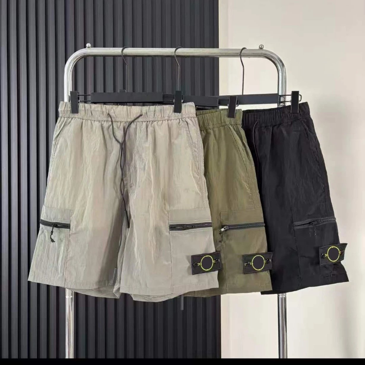Shorts with large pockets and five compartments