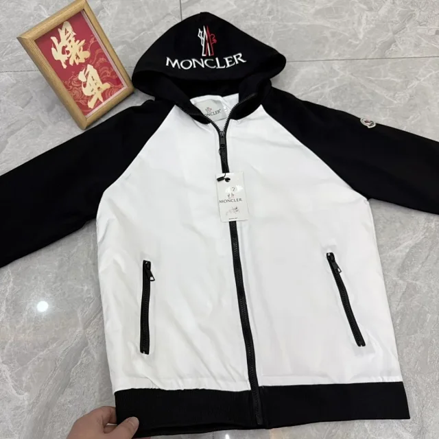 Moncler Jackets Hooded zip-up jacket with raglan sleeves and embroidered logo product detail image 4