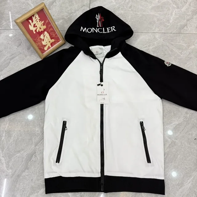 Moncler Jackets Hooded zip-up jacket with raglan sleeves and embroidered logo product detail image 3