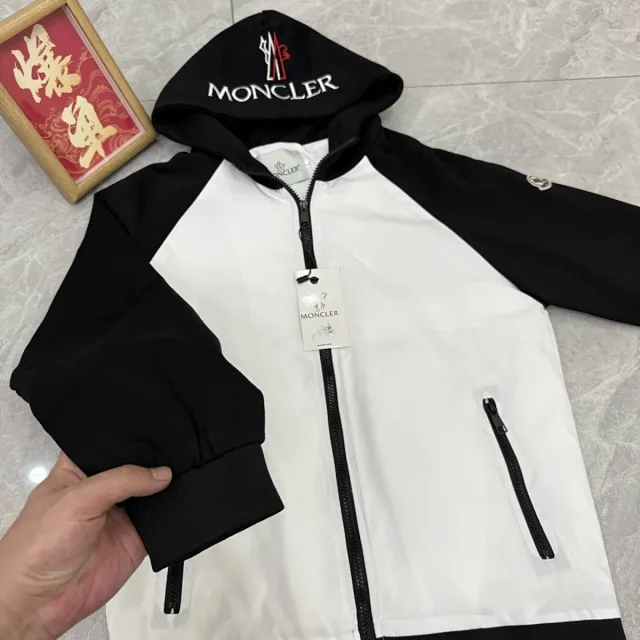 Moncler Jackets Hooded zip-up jacket with raglan sleeves and embroidered logo product detail image 5