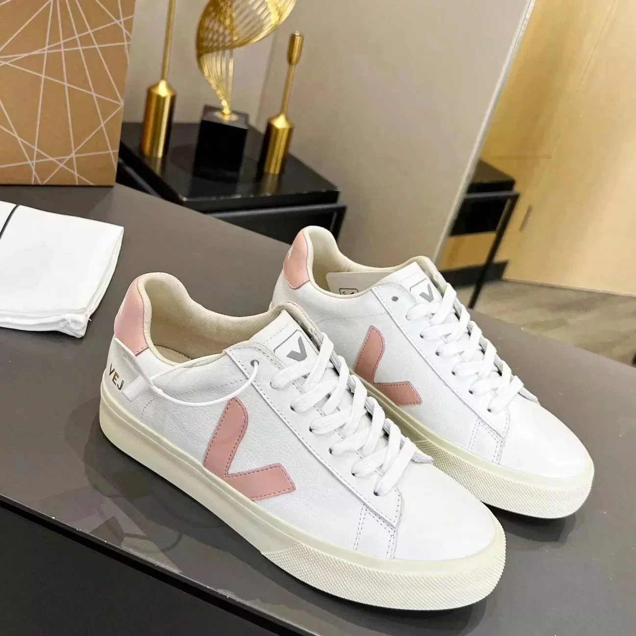 Veja V-Logo White an