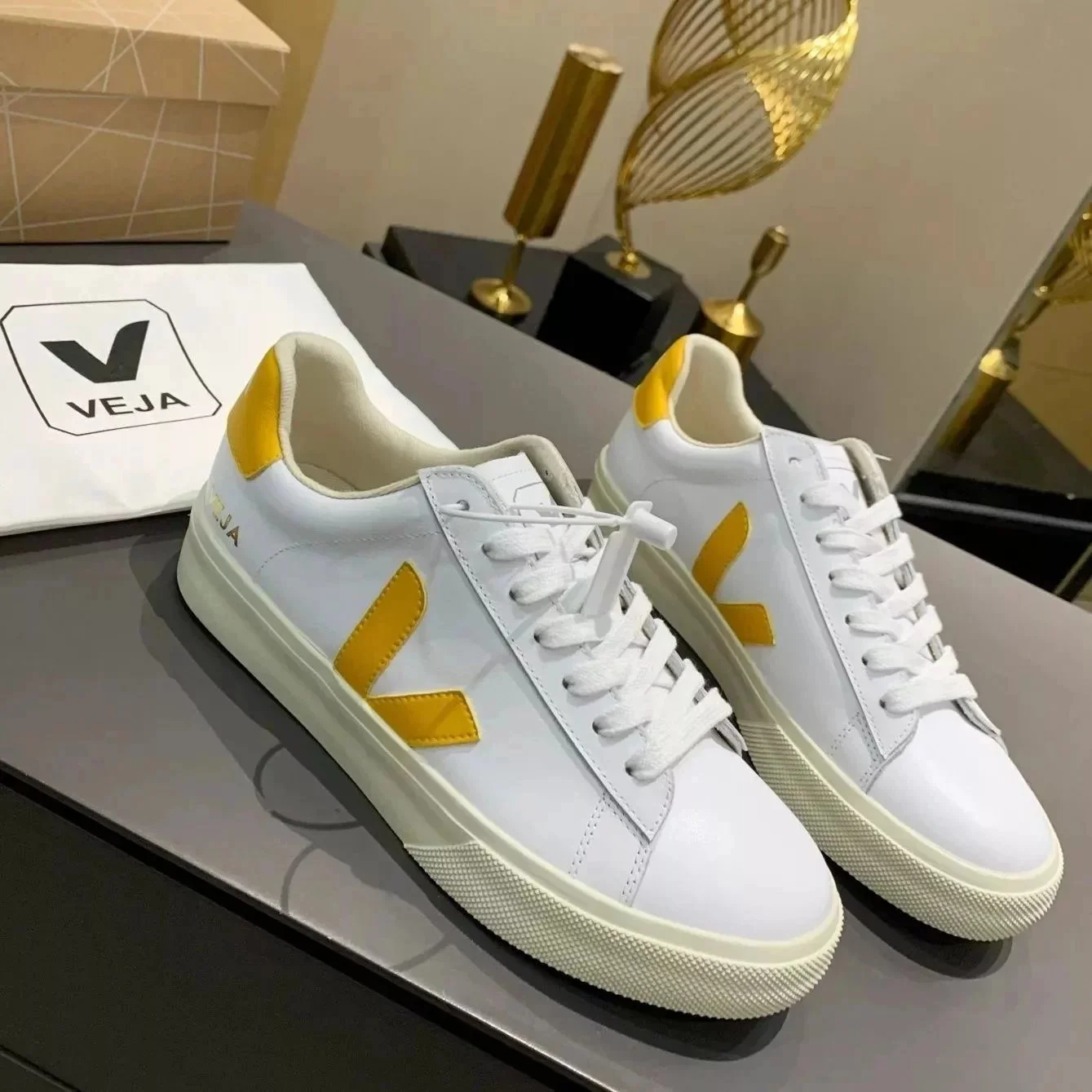 Veja V-10 White Yell