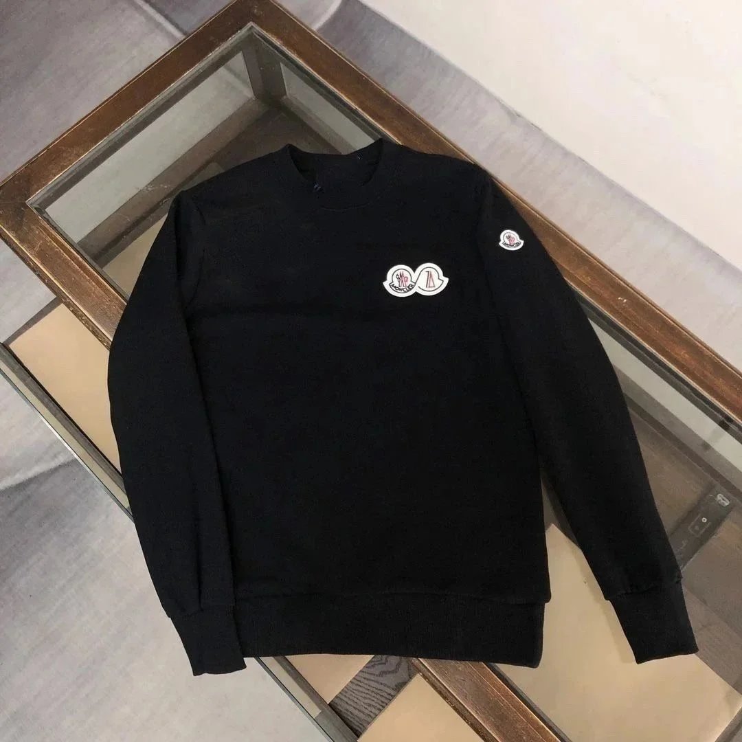 Mouthless round neck with double black markings on the chest