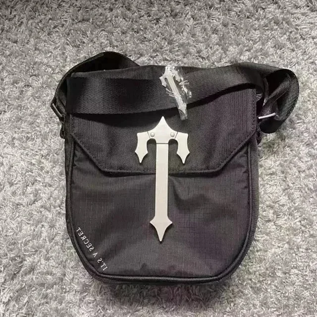 Trapstar Crossbody Bags Flap Bag with Irongate T Buckle product detail image 14