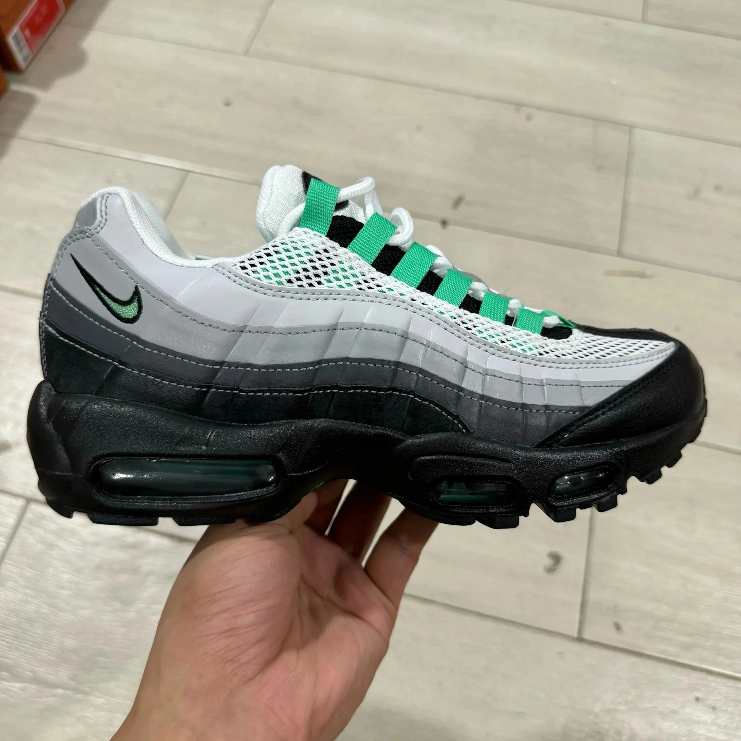 Tênis de corrida MAX 95: confortáveis, antiderrapantes e leves, cano baixo, modelo unissex para homens e mulheres, nas cores cinza-verde, preto-amarelo, azul, branco-preto, verde-oliva, preto-rosa, preto puro, três tons de preto, três tons de branco, preto-azul, preto brilhante, preto-vermelho, cinza-verde, azul-marinho, preto-azulado; tênis esportivos de corrida para estádio