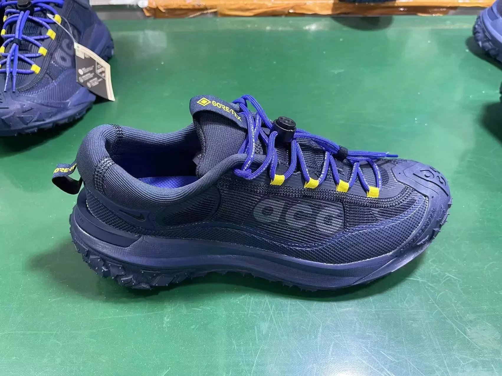 Nike ACG Mountain Fly Low Gore-Tex White / Gray Sneakers Running Shoes - 9