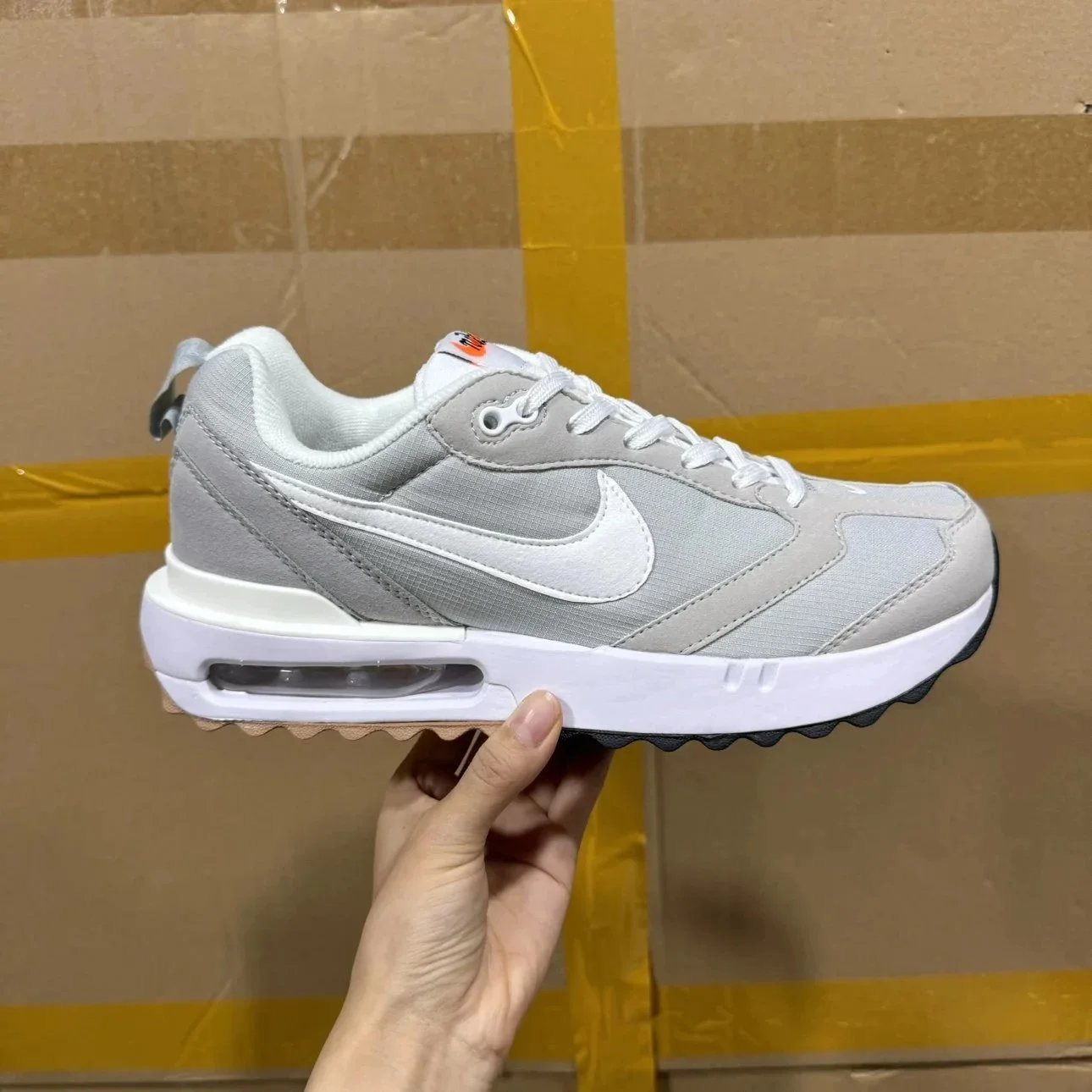 nike耐克新特价NK Air Max Dawn 白灰3624-002 黎明系列低帮气垫百搭休闲运动慢跑鞋  采用柔软翻毛皮和透气梭织材料打造利落鞋面 中底和鞋跟融入现代感线条设计