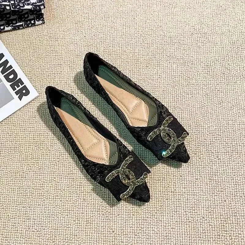 Pointed flat shoes