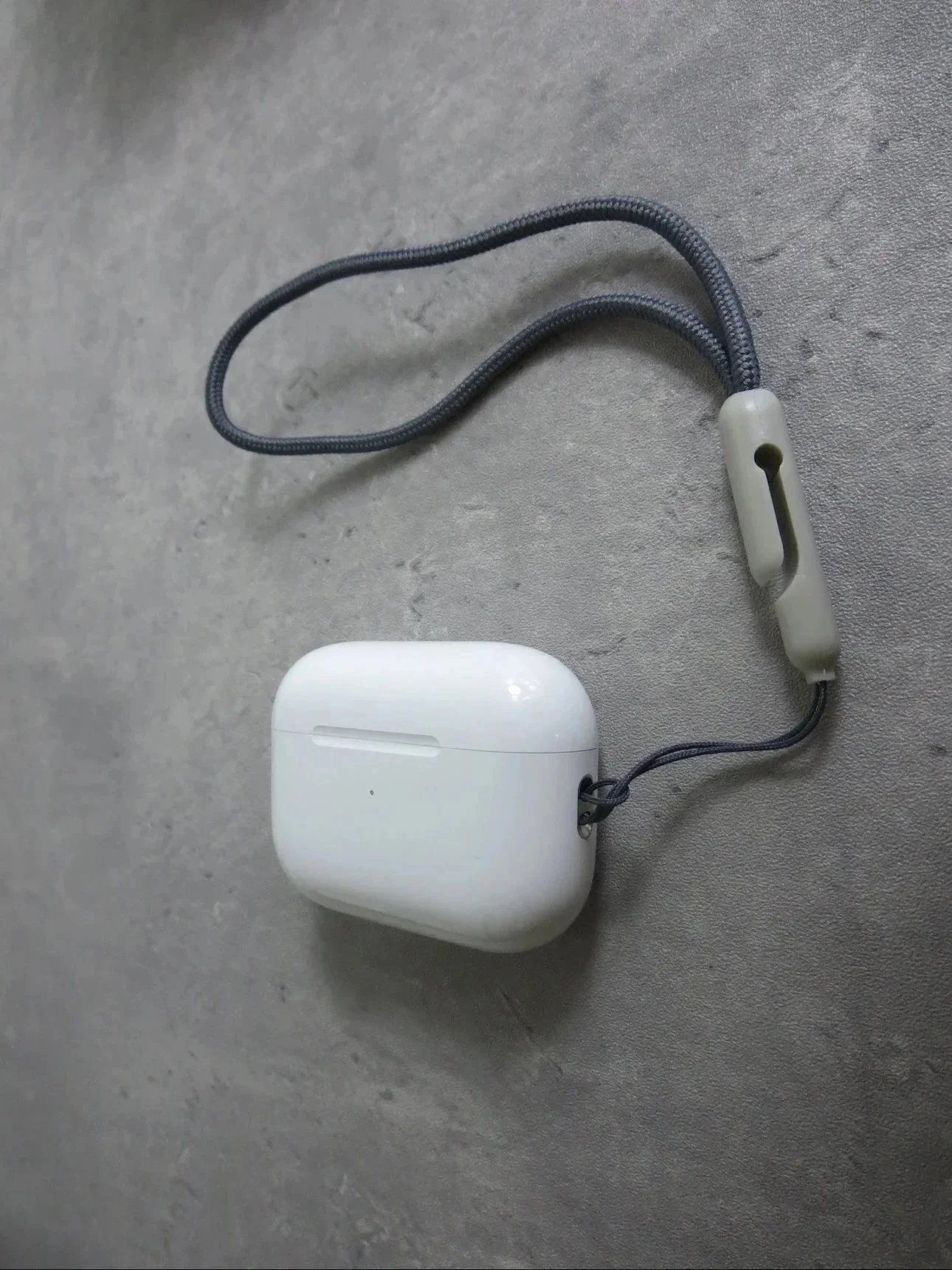 Apple AirPods Pro (2nd Generation) Charging Case with Lanyard product photo 4