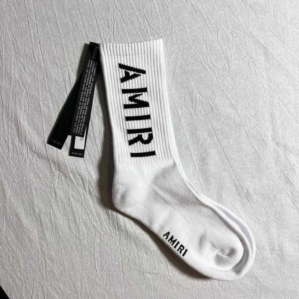 202300433 ARI白色纯竖直字母