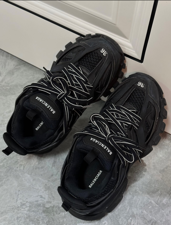 Balecaga 30 Track 7