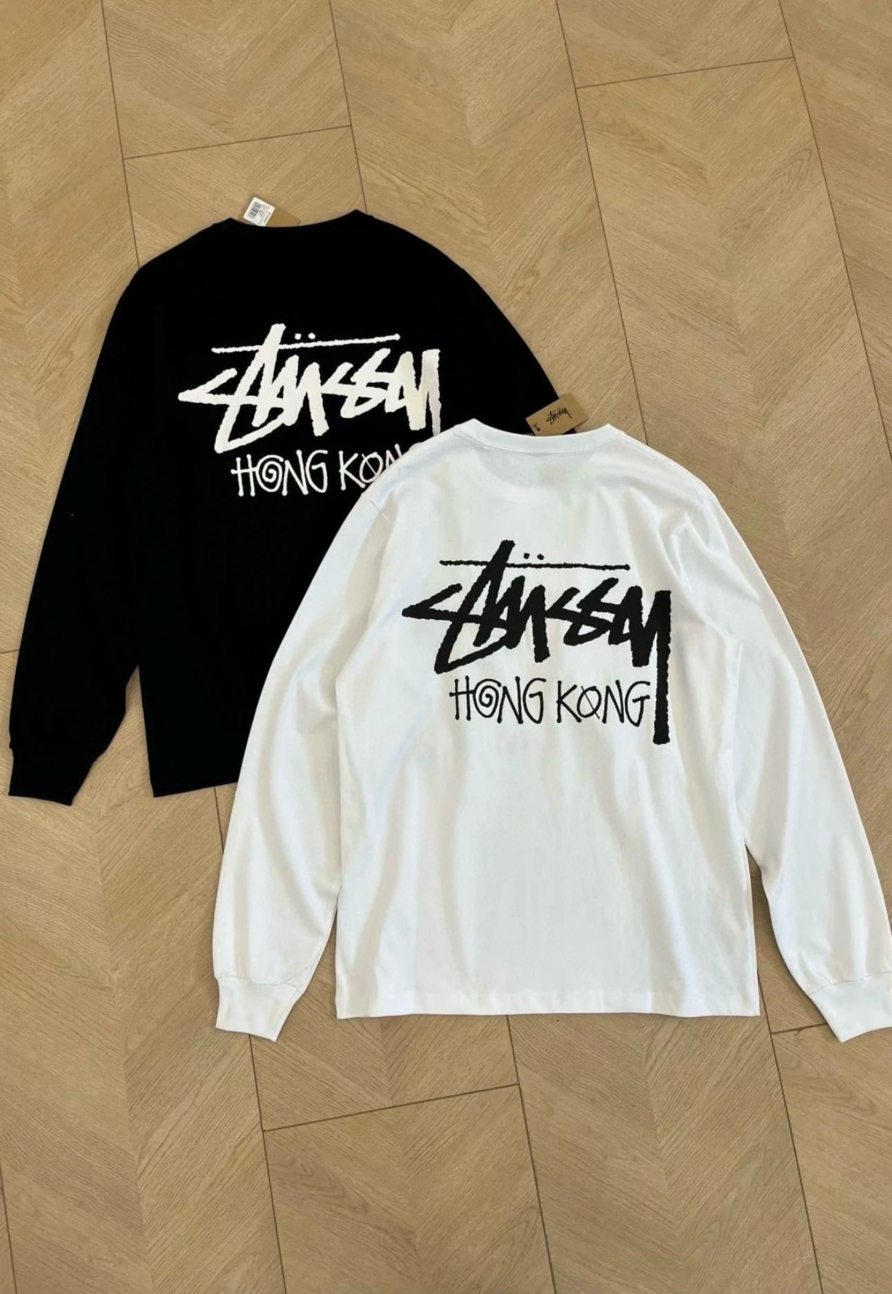 供💰135 Stussy/斯图西 新款香港限定圆领长袖T恤  -标准版型 -男女同款 -前后的印花图案都是进口材质  -全部1-定制1:1全套辅料   #高街鼻祖 STUSSY斯图西，起源于美国...