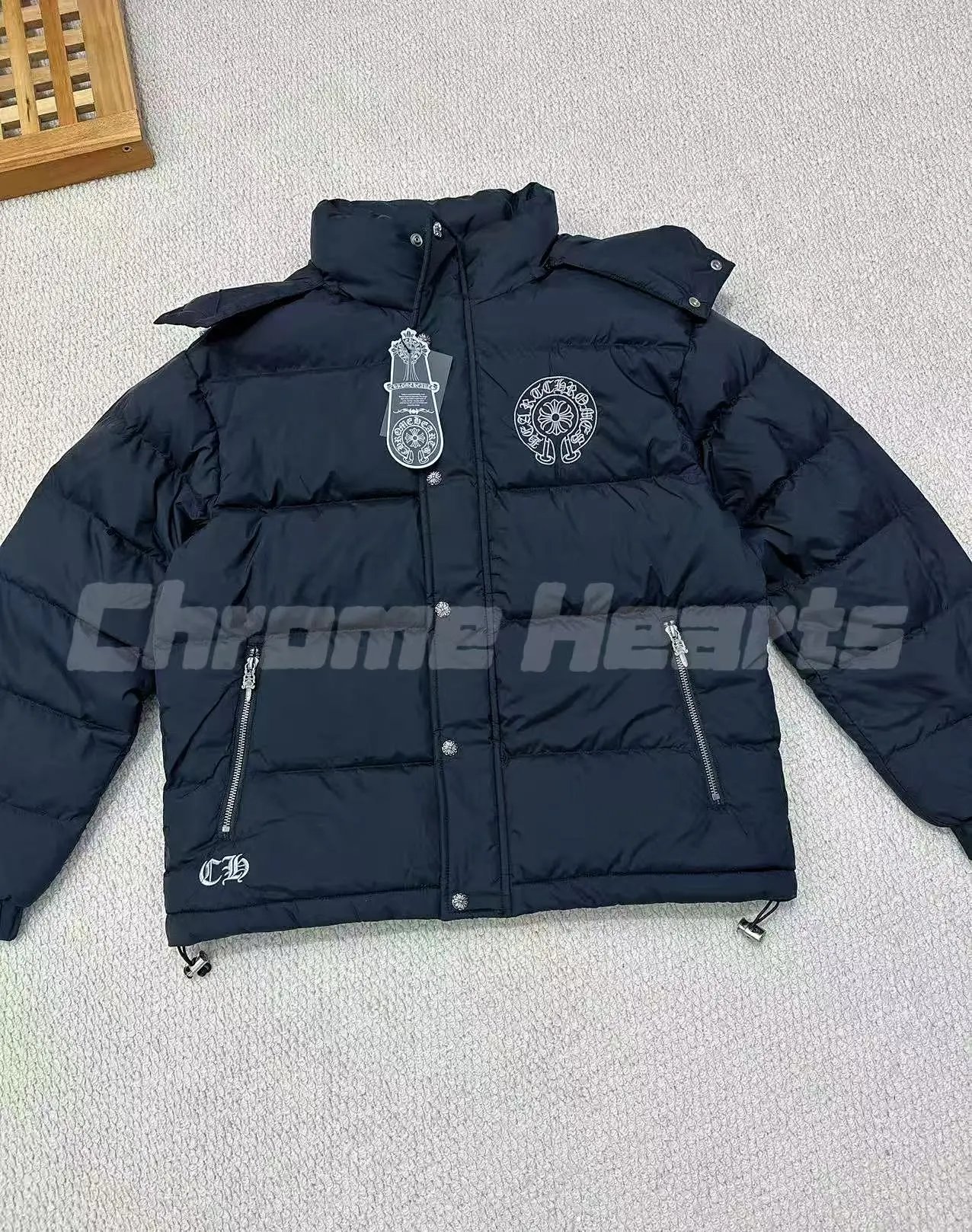 💰390  Chrome Hearts克罗心马蹄刺绣连帽羽绒服90白鸭绒羽绒服男女同款情侣款  克罗心连帽羽绒服秋冬刚需款，经典黑色永不过时，自带街头潮酷感，男女同款，情侣穿搭首选✨胸口经典马蹄花刺...