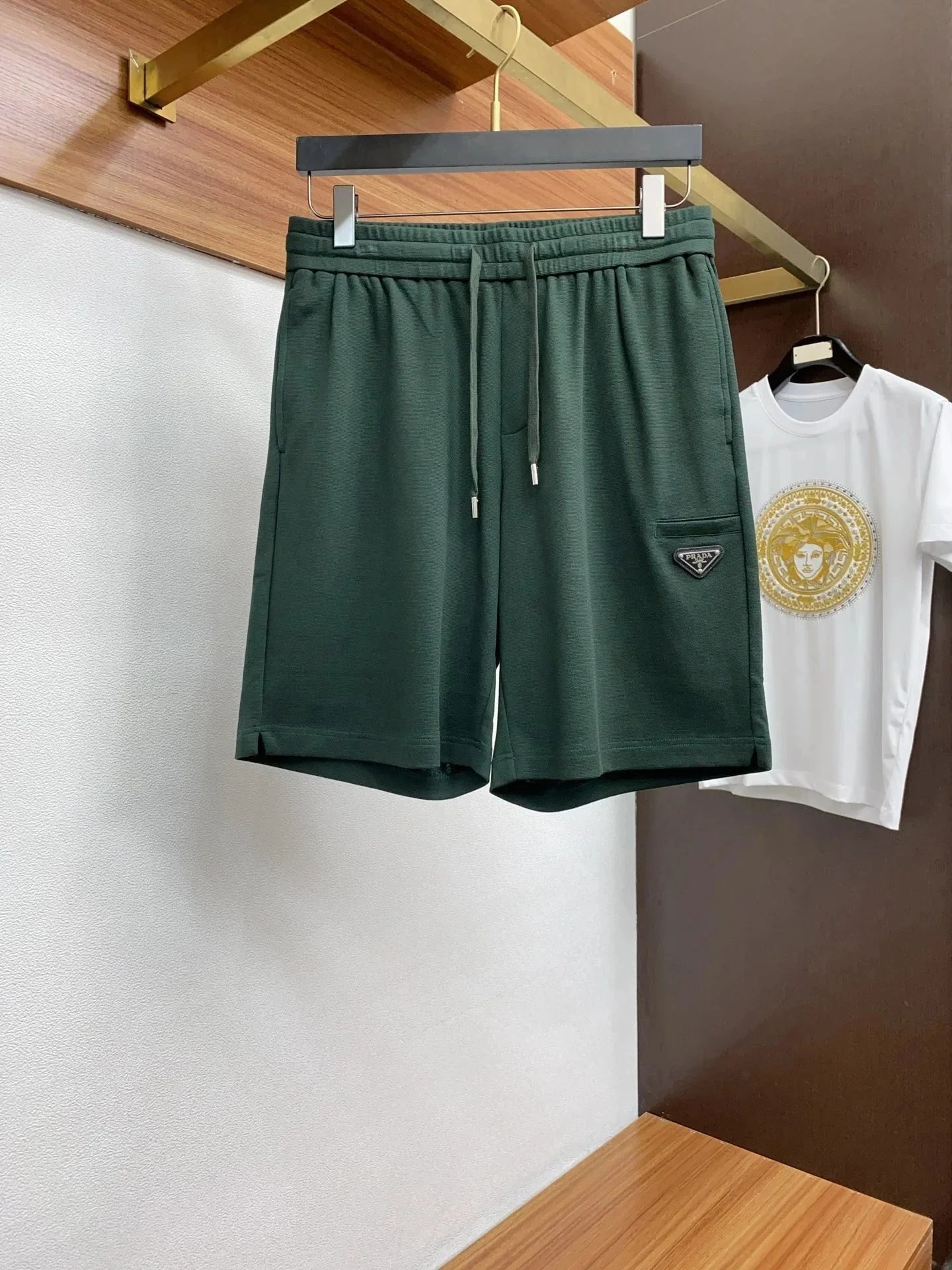 Prada Logo-Trimmed Pleated Shorts Beige - 5