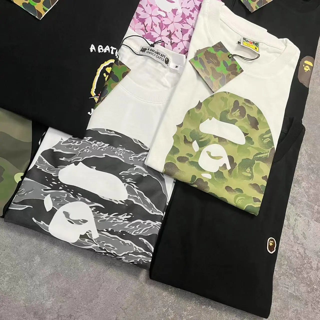 A Bathing Ape Classic猿人头印花T恤系列 Black/White/Multicolor T-Shirt - 12