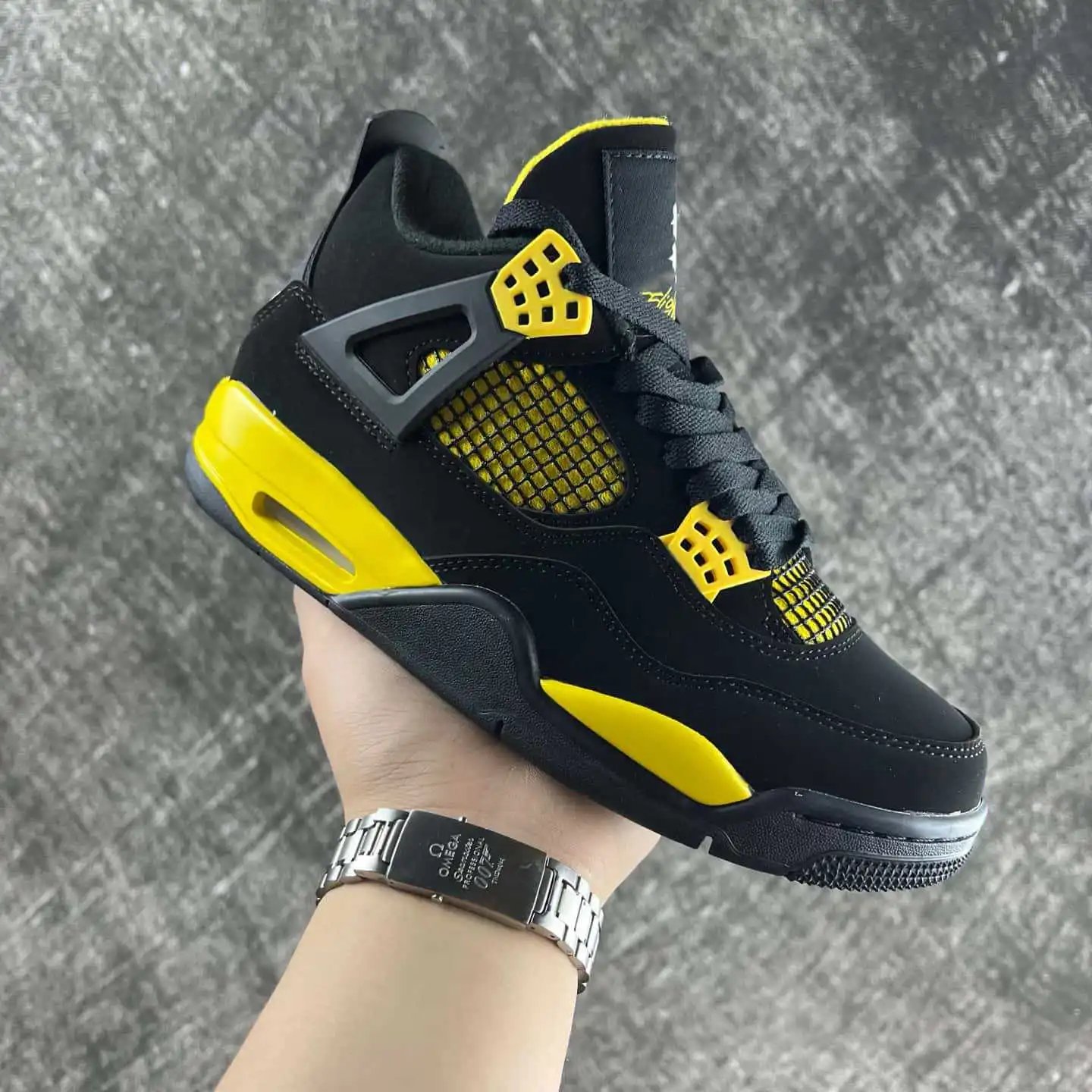 Air Jordan 4 Retro 'Thunder' Black/Yellow Sneakers