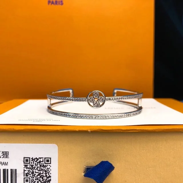Louis Vuitton Jewelry Monogram flower charm product detail image 3