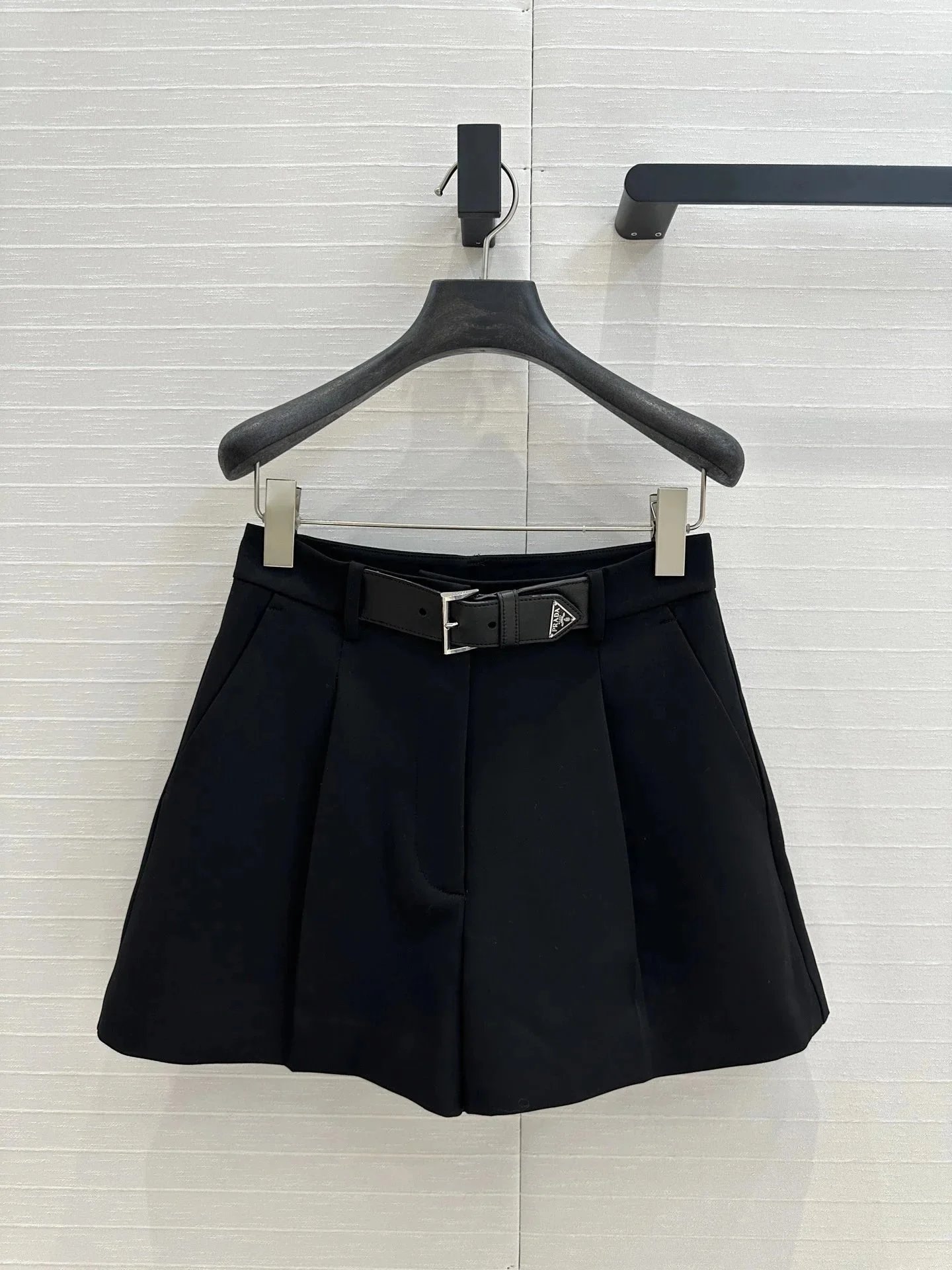 Prada Logo-Trimmed Pleated Shorts Beige - 2