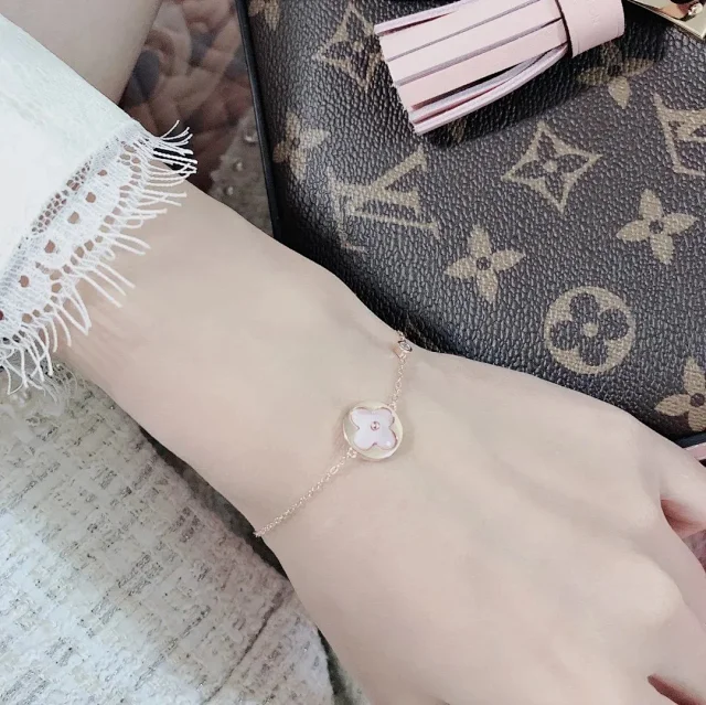 Louis Vuitton Jewelry Monogram flower charm product detail image 9