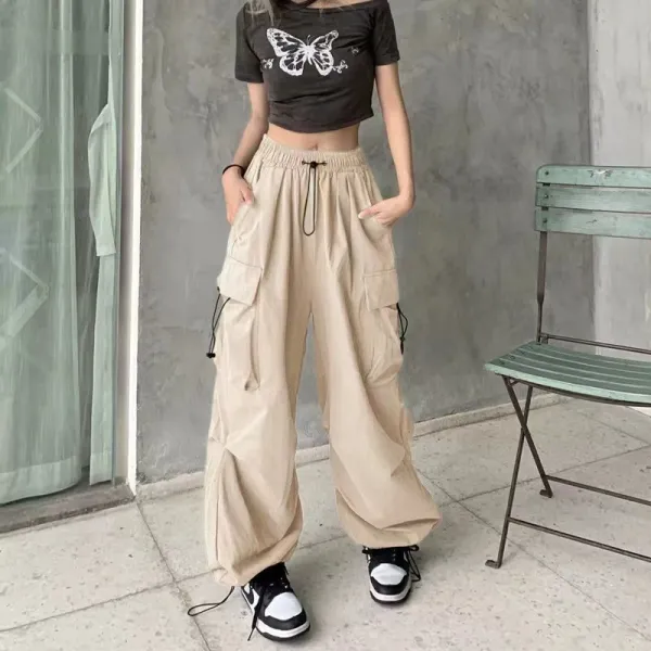 Design Butterfly Print Cropped T-Shirt Beige Cargo Pants Black-and-White Sneakers - 1