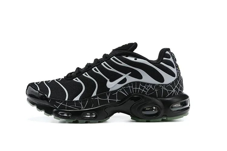 Nike Air Max Plus Black/Red Sneakers - 6