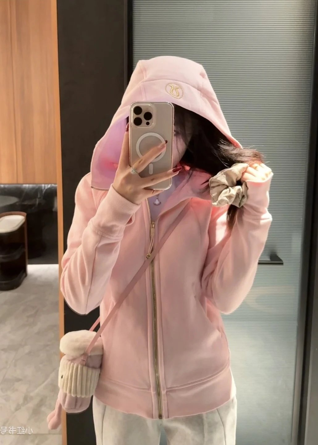 刺绣草莓奶昔金标卫衣修身