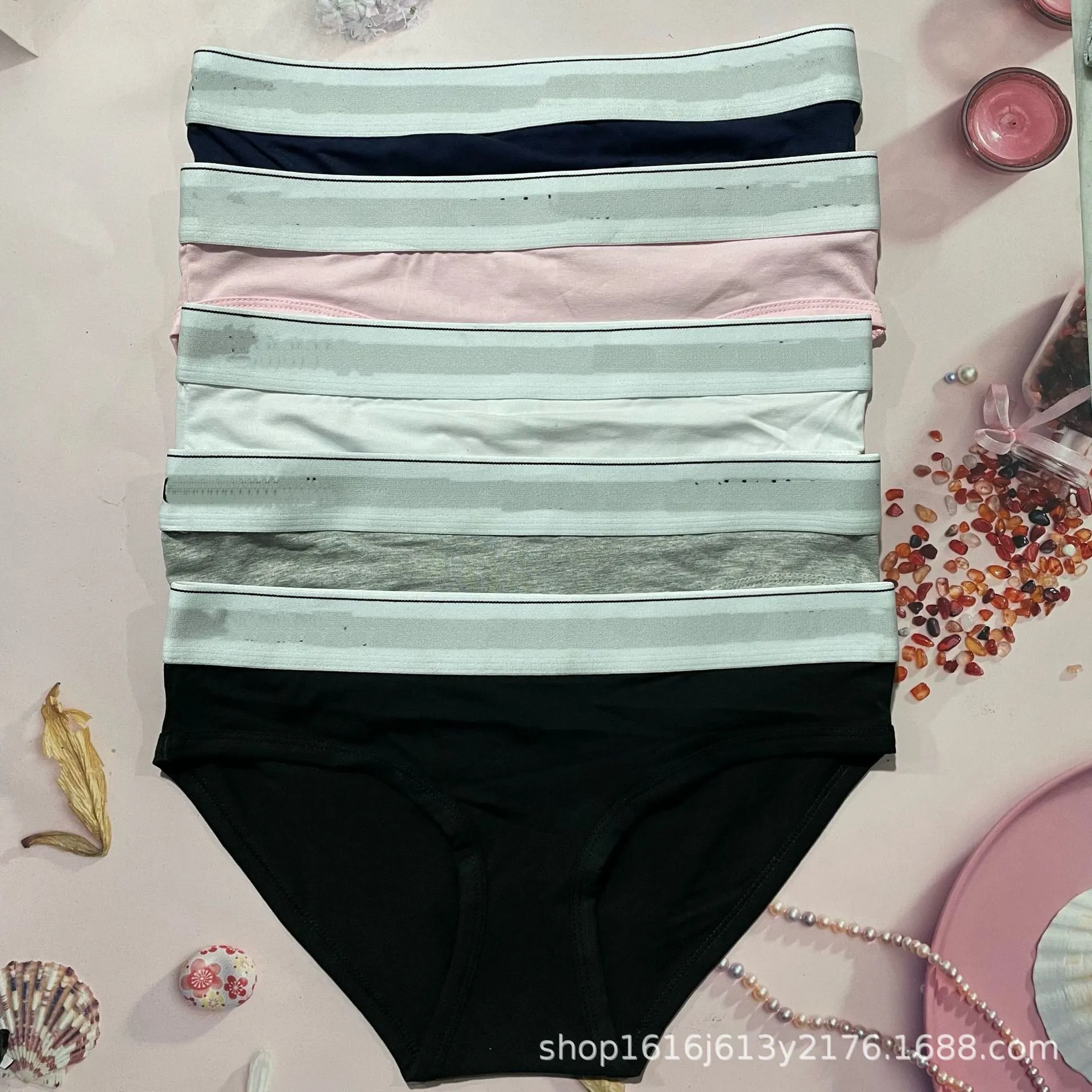 Guess the fast selling 3 letter C headlines wide-brimmed underwear briefs nibbling on the mid-waist 