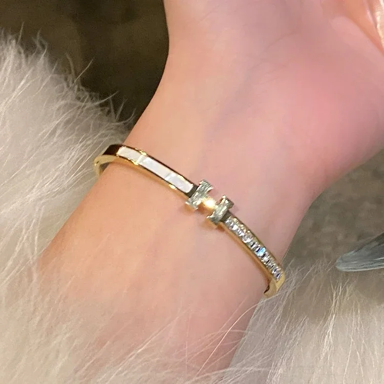Baizhong Exquisite Titanium Spliced ​​Steel Women's Hand Light Luxury Hand Jewelry Fritillaria Small Ring Bracelet Zircon Bracelet New Style *No quality problems and no return without reason
