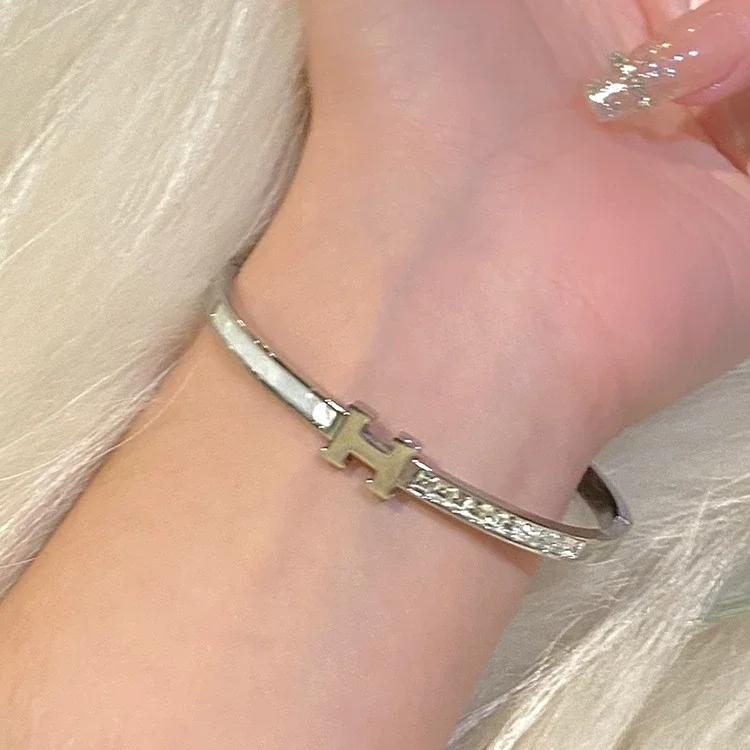 Baizhong Exquisite Titanium Spliced ​​Steel Women's Hand Light Luxury Hand Jewelry Fritillaria Small Ring Bracelet Zircon Bracelet New Style *No quality problems and no return without reason