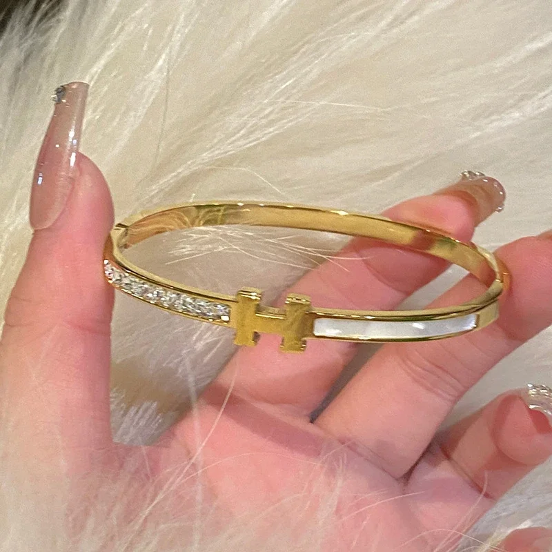 Baizhong Exquisite Titanium Spliced ​​Steel Women's Hand Light Luxury Hand Jewelry Fritillaria Small Ring Bracelet Zircon Bracelet New Style *No quality problems and no return without reason