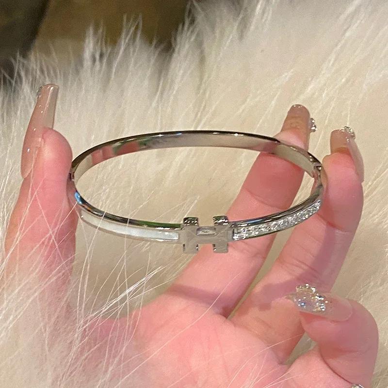 Baizhong Exquisite Titanium Spliced ​​Steel Women's Hand Light Luxury Hand Jewelry Fritillaria Small Ring Bracelet Zircon Bracelet New Style *No quality problems and no return without reason
