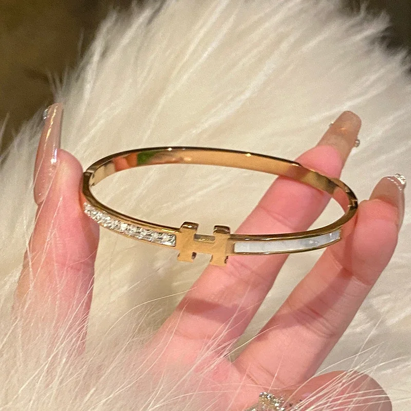 Baizhong Exquisite Titanium Spliced ​​Steel Women's Hand Light Luxury Hand Jewelry Fritillaria Small Ring Bracelet Zircon Bracelet New Style *No quality problems and no return without reason