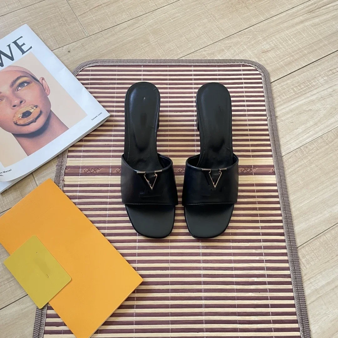 Wear fashionable beach shoes and sandals at the beach, one-piece slippers, thick